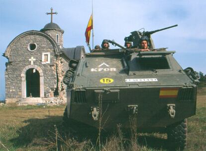 Un tanque español custodia un monasterio ortodoxo, objetivo de ataques de la guerrilla kosovar.