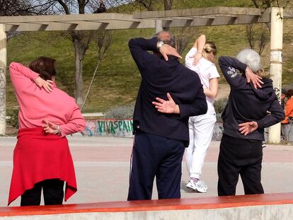 Un grupo de personas de edad avanzada realiza ejercicio en el parque Tío Pío de Vallecas el pasado mayo.