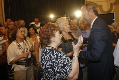 Alberto Fabra se despide de los vecinos de Castellón tras presentar la renuncia a la alcaldía para ser presidente del Consell.