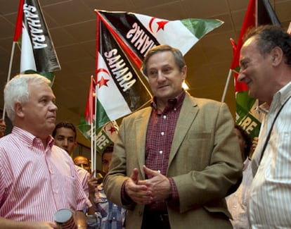 El eurodiputado de IU, Willy Meyer, a su llegada al aeropuerto de Gran Canaria después de que Marruecos le negase la entrada en El Aaiún.