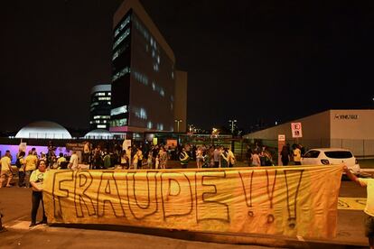 Los partidarios del candidato presidencial Jair Bolsonaro protestan por presunto fraude, en los exteriores del Tribunal Supremo Electoral (TSE) en Brasilia.