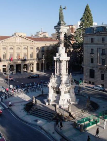 La estatua de los Fueros en Pamplona frente al palacio de Navarra, sede del Gobierno aut&oacute;nomo. 