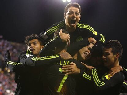 El equipo mexicano celebra el gol en los minutos finales