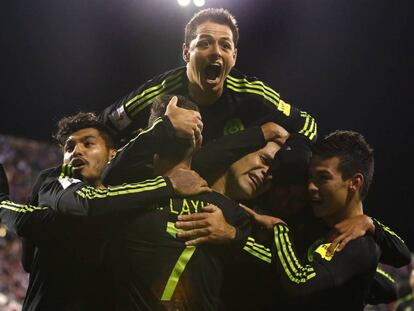 El equipo mexicano celebra el gol en los minutos finales