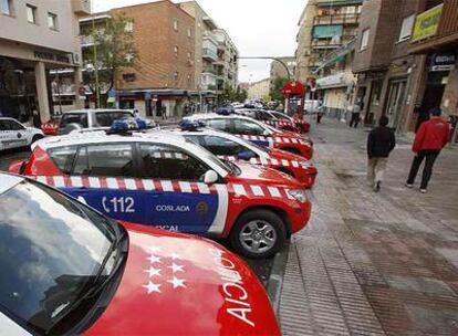 Los coches de la Bescam asignados a la Policía Local de Coslada permanecían ayer aparcados delante de la sede.