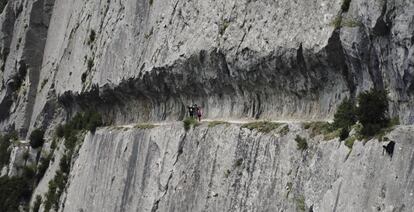 Semitúnel abierto al vacío en el Chemin de la Mâture, junto al bosque de Pacp, en el Pirineo francés.