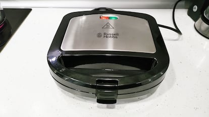 Si estás pensando en comprar una sandwichera, este modelo de Russell Hobbs es el mejor candidato.