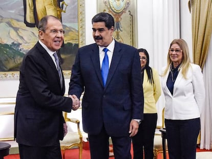 Nicolás Maduro (à direita) cumprimenta Serguei Lavrov nesta sexta-feira em Caracas.