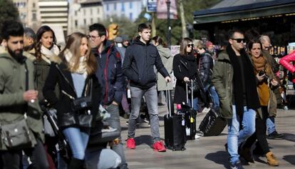 Una imagen, este sábado, de turistas en La Rambla de Barcelona.