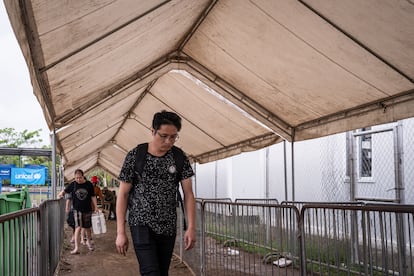 Migrantes asiáticos llegan a la Estación de Recepción Migratoria San Vicente.