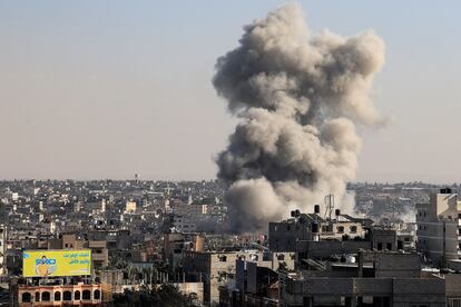 Una nube de humo surge de entre los edificios de Rafah, este jueves, tras un ataque israelí. 