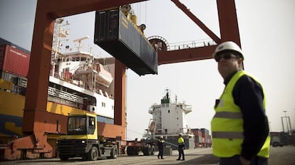 Estibadores en el puerto de Sevilla.