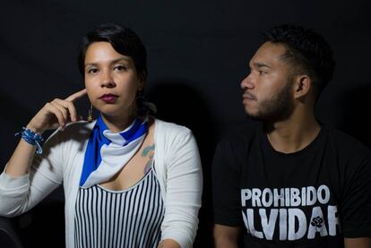 La feminista y activista Nelly Roque, de 27 años, junto a Dilon Zeledón.