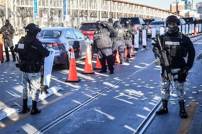 Personal de la Guardia Nacional de México y de Seguridad de Estados Unidos custodian el paso vehicular del puente internacional Paso del Norte, ante la presencia de migrantes que esperaban poder ingresar con una cita de la aplicación CBP One.