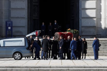Familiares de Francisco Franco introducen el féretro en el coche fúnebre que se encuentra en los accesos al templo.