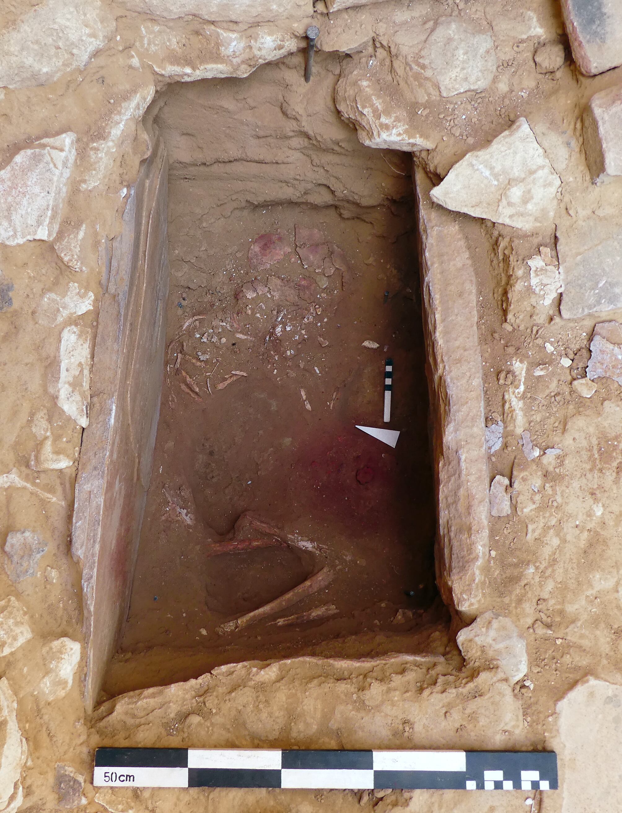 La tumba del menor en Ba’ja, Jordania, donde puede verse el collar desperdigado, al inicio del estudio y el trabajo de recuperación.