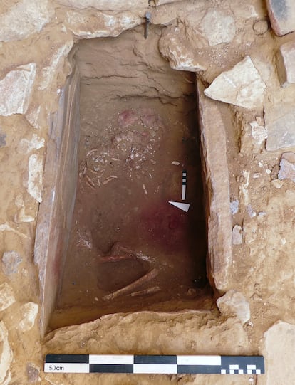 La tumba del menor en Ba’ja, Jordania, donde puede verse el collar desperdigado, al inicio del estudio y el trabajo de recuperación.