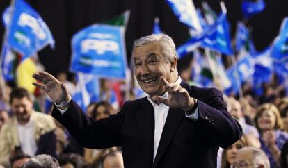 Javier Arenas, cabeza de lista del PP, en el mitin de cierre de campaña en Sevilla.