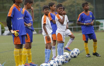 15 futbolistas indios de la liga Gamesa Soccer League participan en la Donosti Cup. Son niños que viven en suburbios que han encontrado en el fútbol un sueño para vivir mejor.