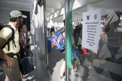 Cartel de servicios mínimos colocado en la estación de Atocha de Madrid.