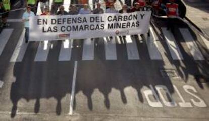 Cabecera de la manifestación convocada por las Federaciones de Industria de CCOO y del SOMA-FITAG-UGT que ha tenido lugar hoy en Mieres, para exigir una solución de futuro para el sector de la minería.