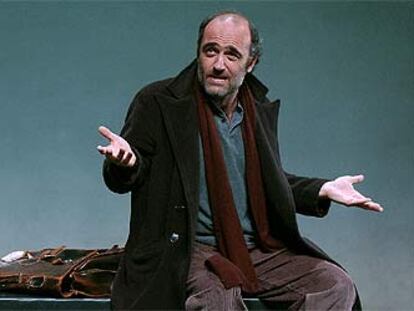 Francesc Orella, en una escena de <i>La caída</i>, de Albert Camus