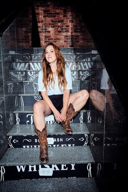 Mai Meneses posa en las escaleras de un bar del centro de Madrid.