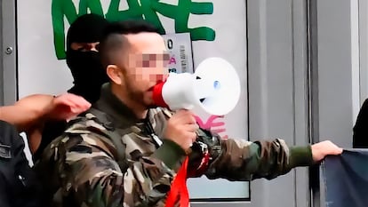 El presunto líder de 'Deport Them Now UE' Christian L. F., en una manifestación de Vox en Mataró, el pasado mes de mayo.