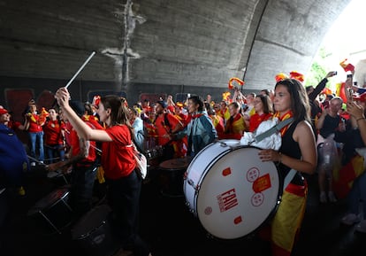 Decenas de aficionados españoles se concentran en el exterior del estadio de St. Jakob-Park de Basilea (Suiza), este domingo.