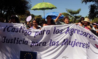 Mujeres de Nicaragua participan en una manifestación para reclamar que la Asamblea Nacional apruebe una ley para la penalización del feminicidio con 30 años de prisión. Al menos 82 mujeres han muerto por violencia de género en lo que va de año en Nicaragua.