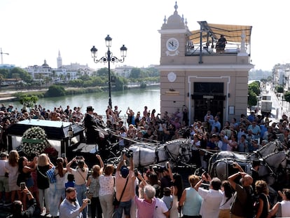 Cortejo fúnebre de Maria Jimenez por el puente de Triana.