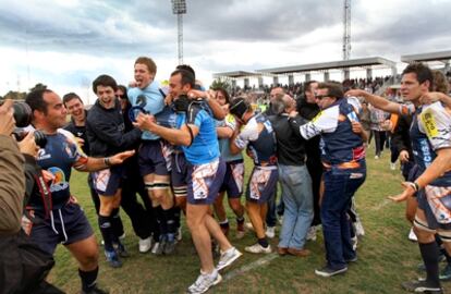 Los jugadores del C. R. La Vila celebran la consecución del campeonato de División de Honor de rugby.