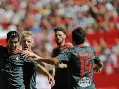 Nolito festeja junto a sus compañeros un gol al Sevilla.