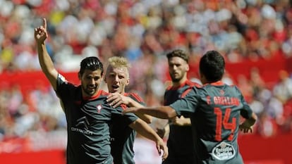 Nolito festeja junto a sus compañeros un gol al Sevilla.