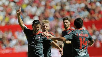 Nolito festeja junto a sus compañeros un gol al Sevilla.