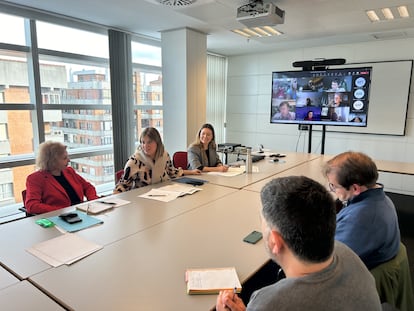 La presidenta del Consejo de Comunidades Asturianas, María Antonia Fernández Felgueroso; la vicepresidenta y consejera de Presidencia, Reto Demográfico, Igualdad y Turismo, Gimena Llamedo en una reunión sobre la Oficina del Retorno.