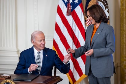 El presidente de Estados Unidos, Joe Biden, y la vicepresidenta, Kamala Harris, durante la firma del decreto sobre inteligencia artificial, este lunes en la Casa Blanca.