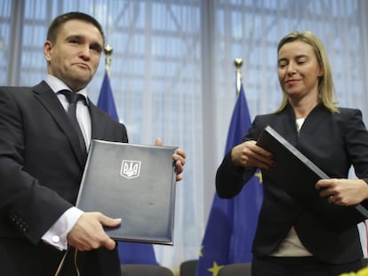La jefa de la diplomacia europea, Federica Mogherini, y el ministro ucranio de Exteriores, P&aacute;vel Klimkin, el lunes en Bruselas
