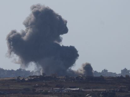 Una nube de humo provocada por un ataque aéro israelí en el norte de Gaza, el 15 de mayo de 2024.