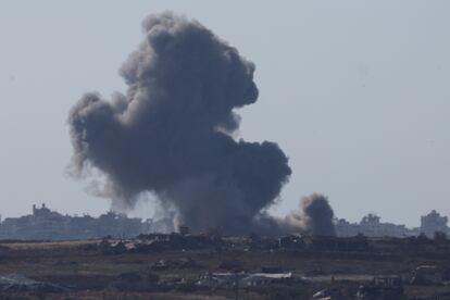 Una nube de humo provocada por un ataque aéro israelí en el norte de Gaza, el 15 de mayo de 2024.