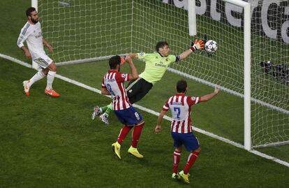 Iker Casillas tenta evitar que a bola entre no gol, mas Godin marca para o Atlético de Madrid.