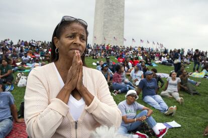 Giselle Shapiro de Los Ángeles, reza durante el discurso de Barack Obama.