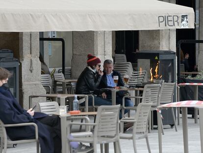 Varias personas, el viernes pasado, en la terraza de un restaurante de A Coruña.