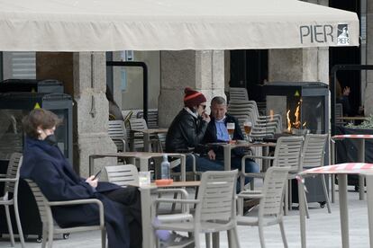 Varias personas, el viernes pasado, en la terraza de un restaurante de A Coruña.