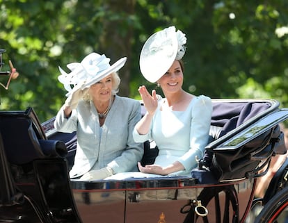 Kate Middleton y Camilla escogieron tonos muy similaresen sus conjuntos.