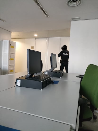 Un agente, durante el registro en la sede de la Policía Local de Granada.