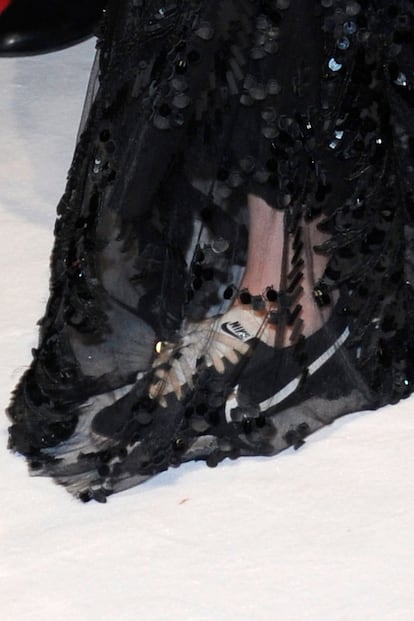 Esta zapatilla Nike que se intuye bajo un vestido de tul pertenece a Kristen Stewart. La actriz optó por este calzado para la alfombra roja y sin despeinarse.