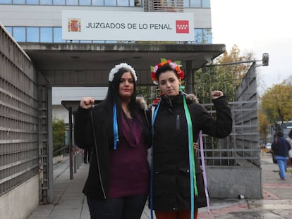 Carlota Canoas y Ana Urbina, activistas de Femem, en la entrada del juicio  contra ellas por encadenarse en un crucifijo de La Almudena