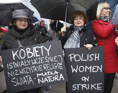 Mulheres polonesas aderem à greve do Dia Internacional da Mulher nas redondezas da sede da Comissão Europeia, em Bruxelas (Bélgica).