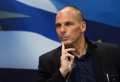 El ministro de Finanzas de Grecia, Yanis Varoufakis, ha anunciado este lunes su dimisión porque cree que así puede ayudar al Gobierno a alcanzar un acuerdo con las instituciones europeas, horas después de la victoria del 'no' en el referéndum celebrado en el país heleno. En la imagen, Varoufakis tras ser nombrado ministro de Finanzas de Grecia, el 28 de enero de 2015.